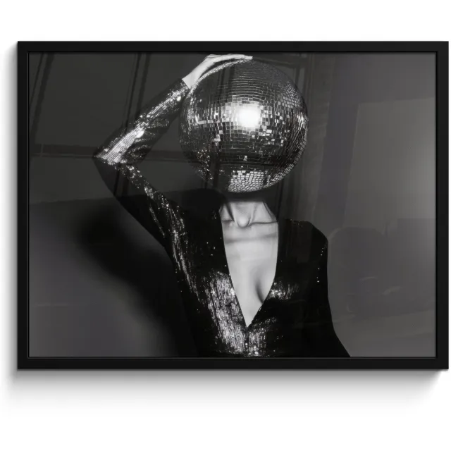 FrameYourWall Poster in lijst - Fotolijst 80x60 cm - Posters - Discobal - Gezicht - Glamour - Zwart - Posterlijst zwart - Decoratie - Wanddecoratie woonkamer - Muurdecoratie slaapkamer Discobal - Glamour