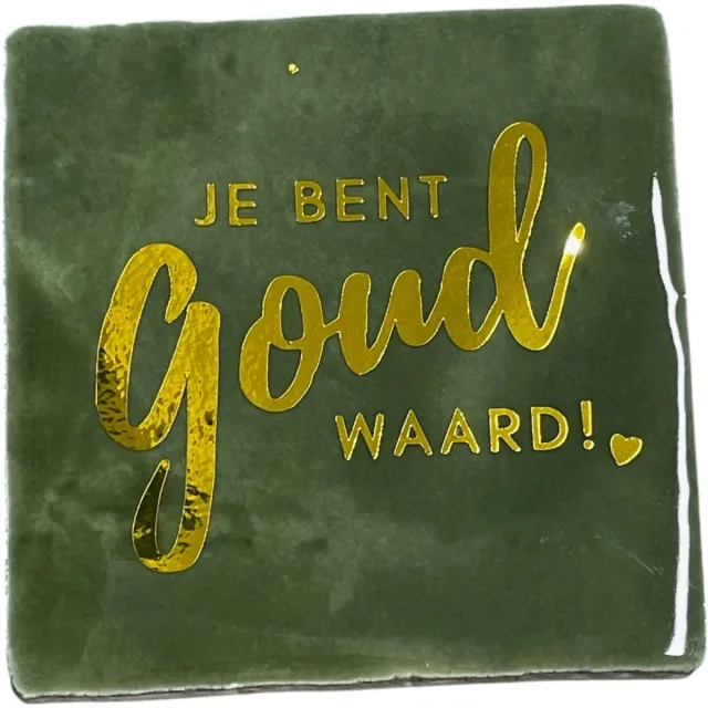 Bij ons onder de panne Hippe tegeltje met tekst: Je bent goud waard | Olijfgroen met glans goud | Gepersonaliseerde cadeau | Hippe Spreuktegel | Nieuwe woning cadeau | Housewarming cadeau