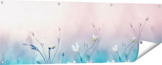 Gards Tuinposter Witte Bloemen op een Blauw Achtergrond - 150x50 cm - Tuindoek - Tuindecoratie - Wanddecoratie buiten - Tuinschilderij Multikleur