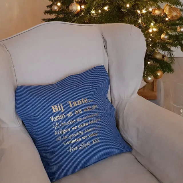 Maison Marcella Sierkussen Kussen met tekst bedrukt cadeau | Regels voor Bij Tante thuis |blauw met goud met vulling | 50x50 cm | verjaardag zus broer