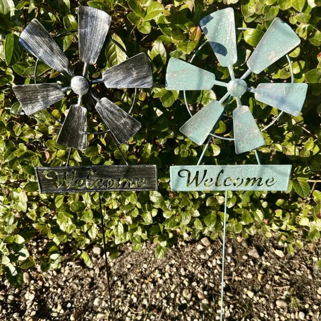 Impuls Metalen deco tuinstekers met windmolen "Windmolen + Welcome"- Set van 2 stuks - diverse kleuren - hoogte 60 x dia 14 x 1 cm - Tuinaccessoires - Tuindecoratie - Tuinstekers Meerkleurig + welcome