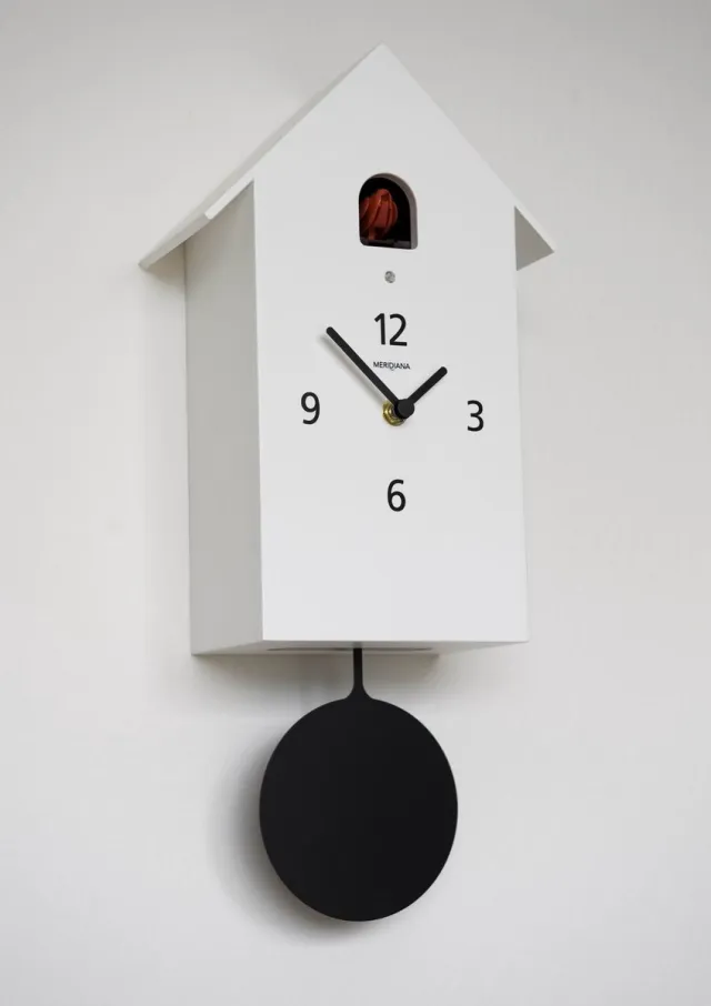 Diamantini Domeniconi cucu 217 wit Een strak, wit gespoten houten koekoekshuis met een quartz-uurwerk, een witte slinger en een automatisch uitschakelende koekoeksvogel dankzij de ingebouwde lichtsensor.