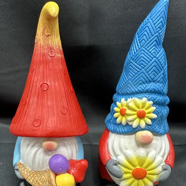 Impuls Polyresin tropische (tuin) kabouters " Kabouter met blauwe bloemen muts en Kabouter met rode muts en ijsje " - Set van 2 stuks - meerkleurig - Hoogte 13 x 8 x 6 cm - Woonaccessoires - Tuinaccessoires - Tuindecoratie Meerkleurig - Kabouter met blauwe bloemen muts en Kabouter met rode muts en ijsje