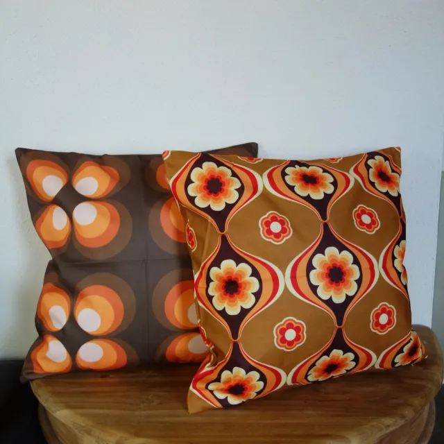De Kussenkraam Kussenhoezen - Retro Groovy kussenhoes set van 2 - Formaat 45 x 45 cm - Exclusief binnenkussen olijfgroen bruin cirkels bloem