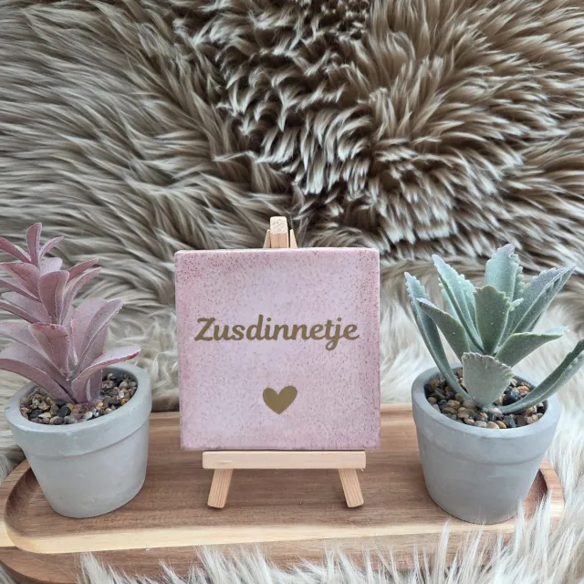 CreaCraft Robuust Wenstegeltje – Zusdinnetje – 10x10 cm – Lief Cadeau voor Zus of Beste Vriendin – Handmade – Stijlvolle Wanddecoratie met Betekenis – Trendy nu – Decoratief Tegeltje met Standaard – Cadeau Idee Robuust lichtroze/Goud