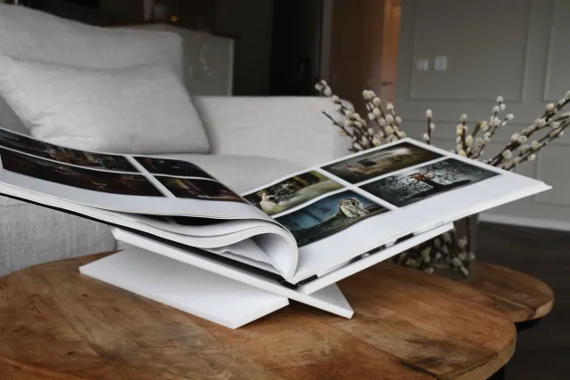 Hoa Witte boek kruisstandaard voor koffietafel - Boekenstandaard Gekanteld - Wit boek kruis standaard - White Bookstand - 30x30cm boekenstandaard - Boekensteun - Boekenhouder - Boek houder - Relatie geschenk - Perfect Cadeau