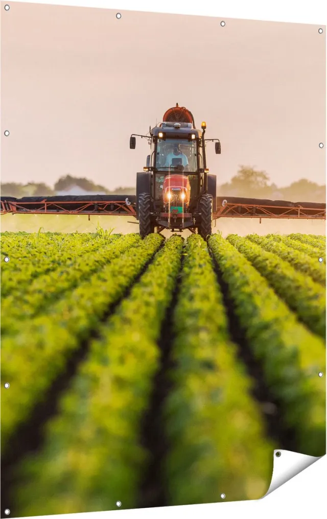 Gards Tuinposter Rode Tractor op het Veld aan het Sproeien - 120x160 cm - Tuindoek - Tuindecoratie - Wanddecoratie buiten - Tuinschilderij Multikleur