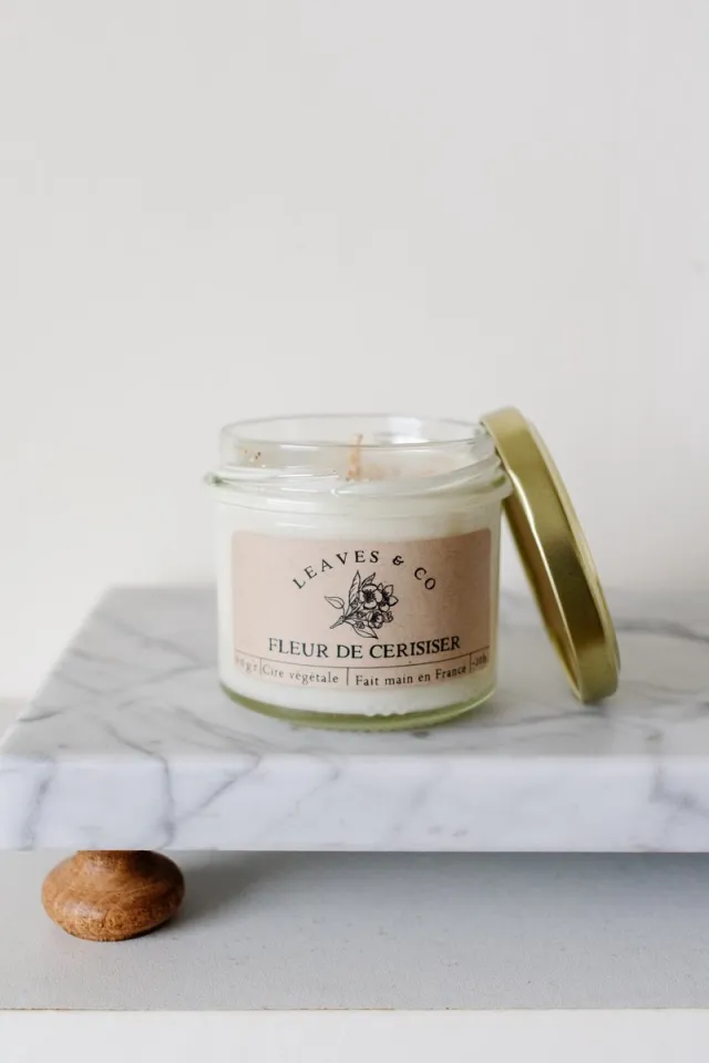 Leaves&Co Natuurlijke gezonde geurkaars “Cherry Blossom” 90gr - Kaarsen Kersenbloesem met gedroogde bloemen - Huisparfum kaars - Geen GMO, 100% natuurlijk, pesticidenvrij wit