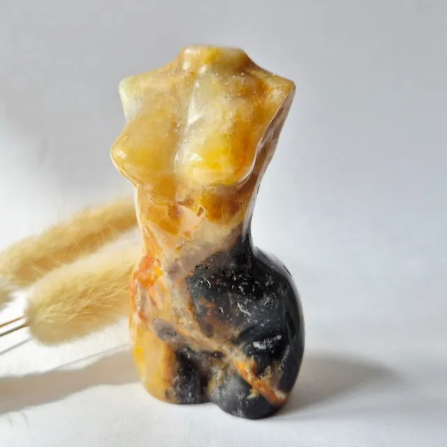 Moonlight Gemstones Caribbean Calciet vrouwenbeeldje 8 cm (#21) – handgeslepen edelsteen goddess carving Groen