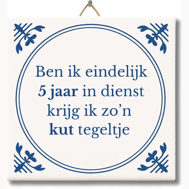 Niet mokken Tegeltje met Tekst - Ben ik eindelijk 5 jaar in dienst, krijg ik zo'n kut tegeltje – Cadeau 5 jaar in dienst – Grappig Tegeltje van NietMokken.nl met ophanghaakje – Inclusief premium verpakking, gratis viltje en ansichtkaart – Glossy