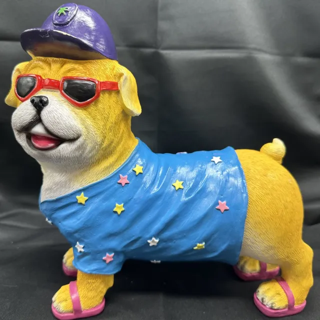Impuls Decoratief polyresin beeld '' Tropische hond met blauw T-Shirt + sterretjes "- meerkleurig - hoogte 20 x 25 x 4 cm - Woonaccessoires - Tuinaccessoires - Decoratieve beelden Meerkleurig - blauw t-shirt en sterretjes