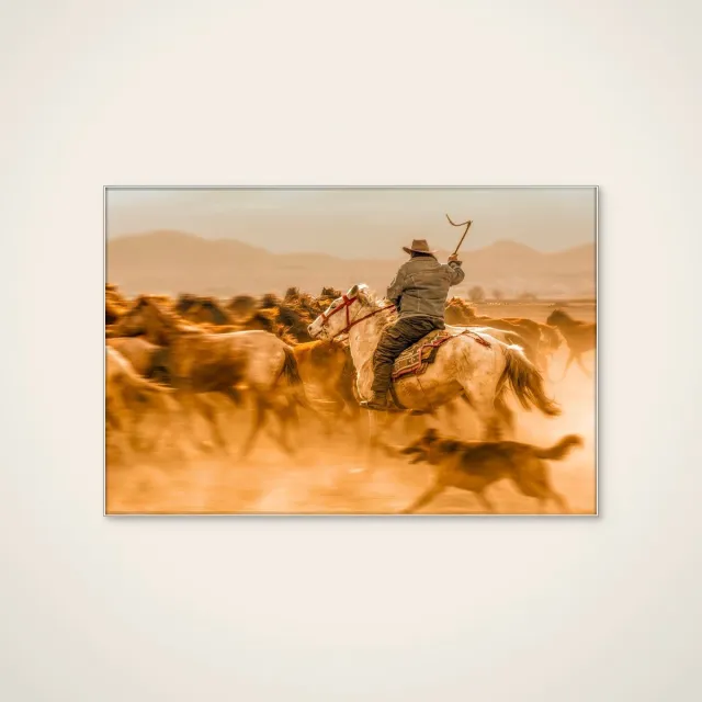 HelloWalls Akoestisch schilderij - 90 x 60 cm - Dusty Horse Herding van Mustafa öztürk - Dieren wanddecoratie - wit textielframe Meerkleurig
