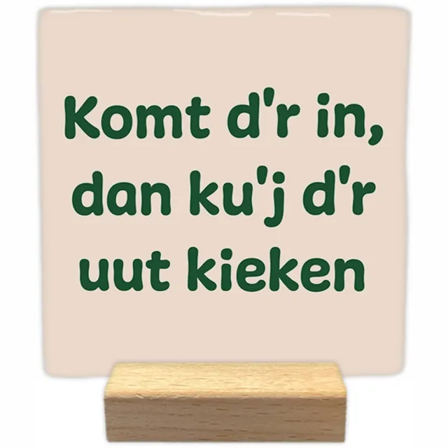 Artige Decoratie tegeltje met tekst - Komt d'r in, dan ku'j d'r uut kieken - keramisch - 10x10 cm - inclusief houder Beige