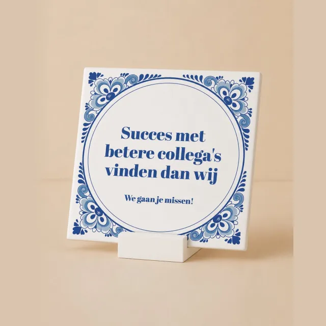 Bedruk King Grappige Afscheid Quote Keramische Tegel 15 x 15 cm met houdertje - “Succes Met Betere Collega’s Vinden Dan Wij – We Gaan Je Missen!” – Decoratieve Kantoor Cadeau Wanddecoratie