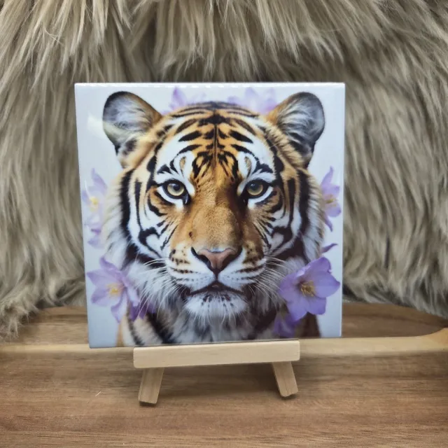 CreaCraft Wenstegeltje Tijger met paarse bloemen – Cadeau voor tijgerliefhebbers – Portret tijger - Spreuktegel – Stijlvolle Woondecoratie met Boodschap – Trendy nu– Hip trendy tegeltje – Cadeau – Decoratief Tegeltje met Standaard – Cadeau Idee Tijger paarse bloemen
