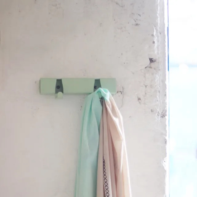 Vij5 Coatrack By The Meter kapstok met 2 haken groen wit-groen RAL6019