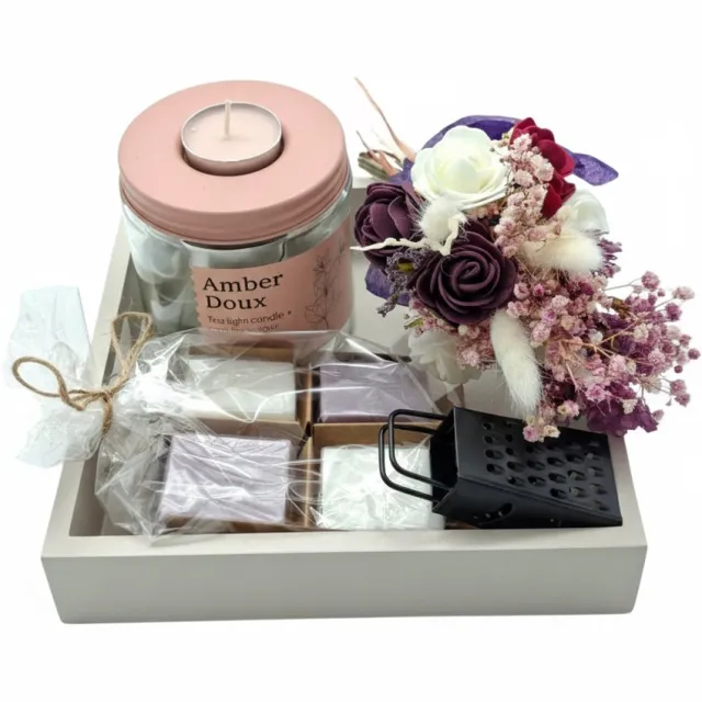 Lana's flowers & gifts Luxe Cadeauset Amber Doux Geurkaars | Inclusief Handgemaakte Zeepjes & Bloemboeket Roze