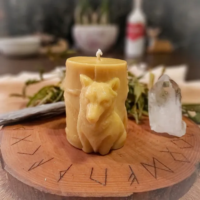 cailleagh's candles and gifts Bijenwas stompkaars met wolf tafereel geel