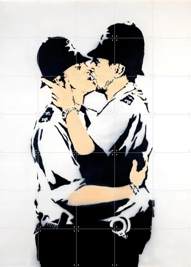 IXXI Kissing Cops, Banksy - 100 x 140 cm - Grote wanddecoratie en posters - Pop art, Speels, Illustraties, Street art, Mancave, Woonkamer, Mensen Zwart / Monochroom / Zwart en wit