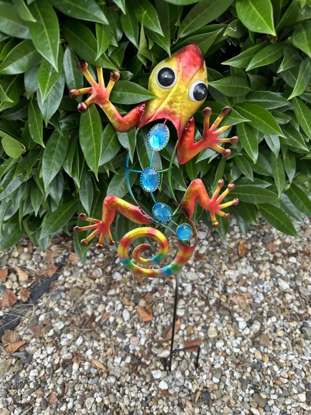 Impuls Metalen deco tuinsteker " salamander " + steentjes - meerkleurig - hoogte 50 x 20 x 1 cm - Tuinaccessoires - Tuindecoratie - Tuinstekers Meerkleurig - salamander