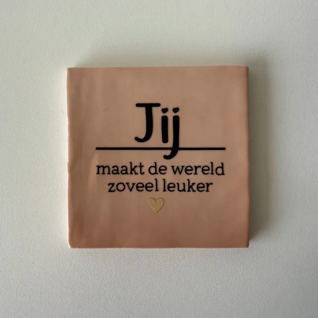 Jij maakt de wereld zoveel leuker (Roze tegeltje) - Spreuktegel - Tegeltje met tekst - Tegeltje met spreuk - Cadeautje - Origineel cadeau