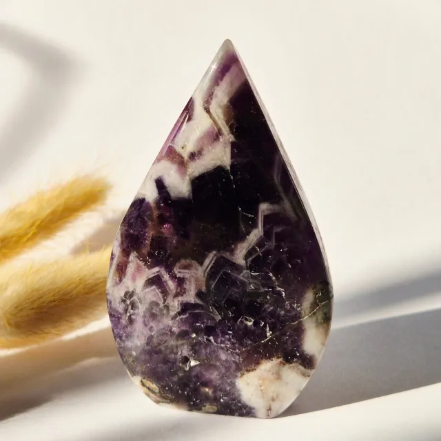 Moonlight Gemstones Dream Amethist - Druppelvormige Drop Staande Edelsteen Kristal - 108gram Meerkleurig