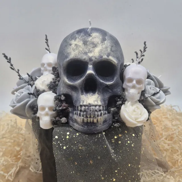 Kaarsgeschenk Kaarsenboeket Skull Bouquet- Kaars boeket - Cadeau - Geschenk - Bloem kaarsen boeket - Candle bouquet - Skull - Kaarsen - Boeket - Halloween boeket - Decoratie - Kaarsen - Uniek cadeau grijs, zwart en wit