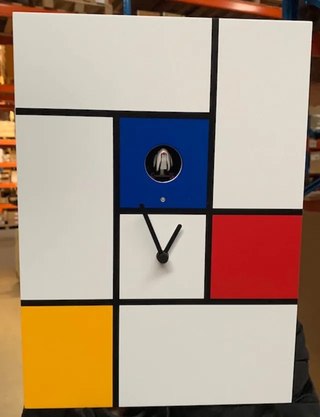Diamantini Domeniconi De koekoeksklok Mondriaan van Italiaanse designmerk Diamantini & Domeniconi is een opvallende design-koekoeksklok geïnspireerd op de kunststijl van Piet Mondriaan. De klok heeft de iconische strakke lijnen met lichtsensor / met geluidsregelaar multicolor