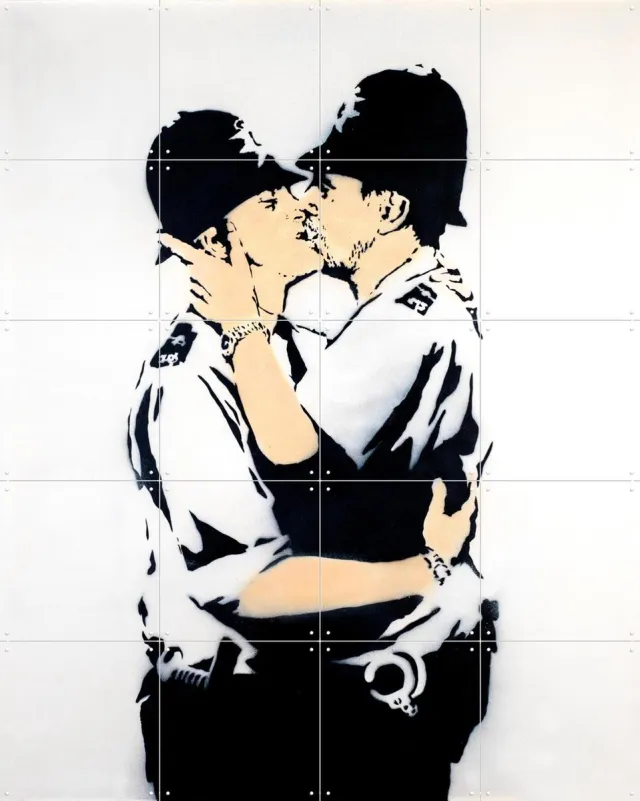 IXXI Kissing Cops, Banksy - 80 x 100 cm - Grote wanddecoratie en posters - Pop art, Speels, Illustraties, Street art, Mancave, Woonkamer, Mensen Zwart / Monochroom / Zwart en wit