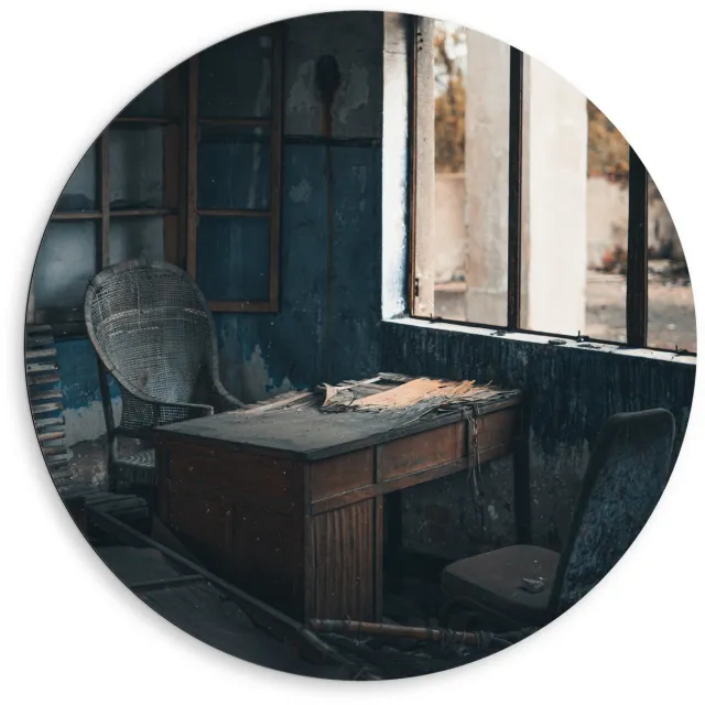 KuijsFotoprint Dibond Wandcirkel - Verlaten Huisje - 80x80cm Foto op Aluminium Wandcirkel (met ophangsysteem) Blauw