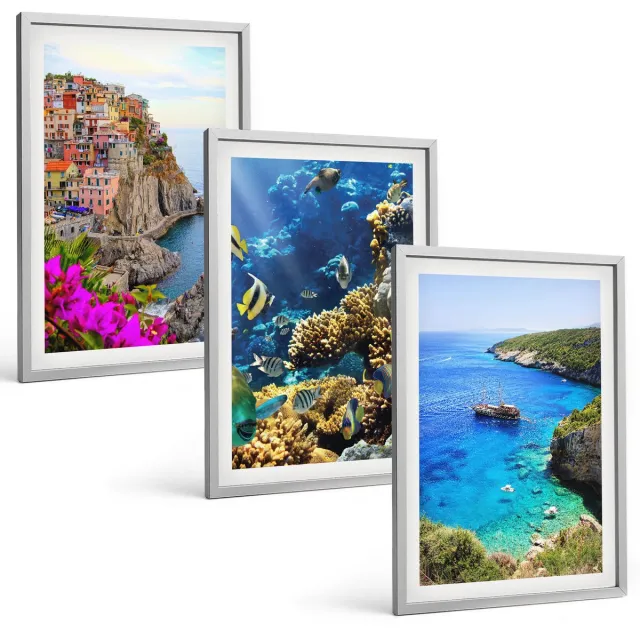 Coloray 3-Delige Schilderij Set - Uitzicht Op Zee Met Kleurrijke Huizen En Een Koraalrif. - 40 x 60 cm - Decoratieve Muurdecoratie - Slaapkamer - Moderne Wanddecoratie Zilveren lijst