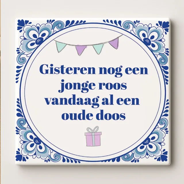 Nevolis Grappige Verjaardag Tegel 15x15cm – “Gisteren nog een jonge roos, vandaag al een oude doos” – Humoristische Blauwe Delfts Stijl Keramische Tegel, Leuk Cadeau voor Haar Multi Color