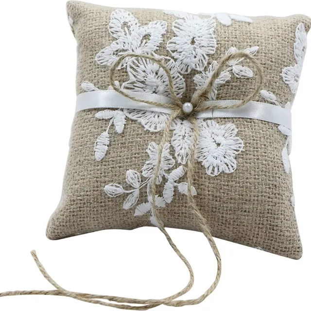 Letuxiashop Vintage ringkussen bruiloft – jute & kant met bloemen – 15 × 15 cm - trouwring kussen - trouwseizoen wit