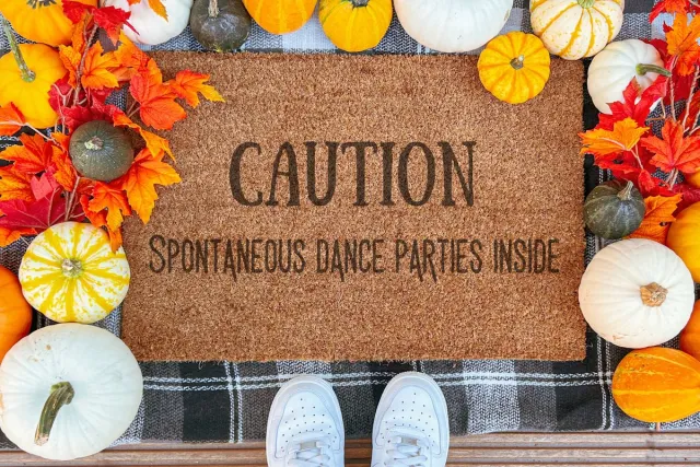 Laser Point Caution Spontaneous Dance Parties Inside | 60x40 cm | Nieuwe huis cadeau | Ingangsmat | Deurmat met stijl | Verhuizing cadeau | Praktisch & trendy | Perfect voor binnenkomst | Cadeau voor nieuwe woning Bruin | Zwart (Gravering 60x40)