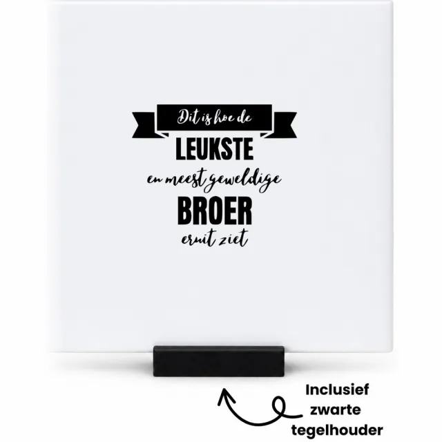 Hacebo Dit is hoe de leukste en meest geweldige broer eruit ziet tegeltje met tegelhouder - Broer - Familie - tegeltjes met tekst - Cadeau - spreuktegels - 10.8x10.8 CM Wit