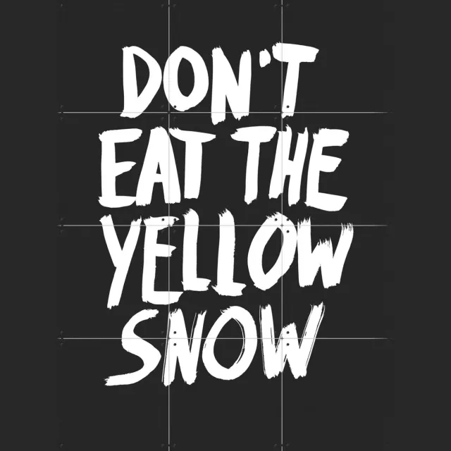 IXXI Don't Eat the Yellow Snow, Marcus Kraft - 60 x 80 cm - Grote wanddecoratie en posters - Grafisch Ontwerp, Typografie, Minimalisme, Speels, Pop Zwart / Wit / Donkere tinten / Geel / Zwart en wit