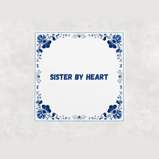 Voici Voilà Spreuk tegel 15x15 cm Sister by heart Blauw