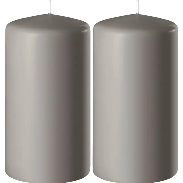 Enlightening Candles 2x Zandgrijze cilinderkaarsen/stompkaarsen 6 x 8 cm 27 branduren - Geurloze kaarsen zandgrijs - Woondecoraties