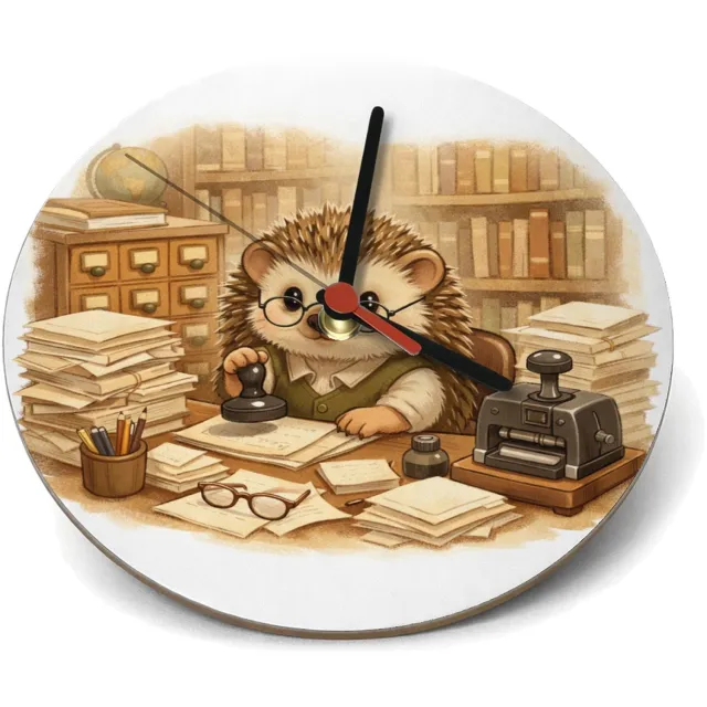 Mr Cadeautjes Klok rond Ø 19 - design Een egel als bibliothecaris tussen hoge boekenkasten, met te | cadeau Wit