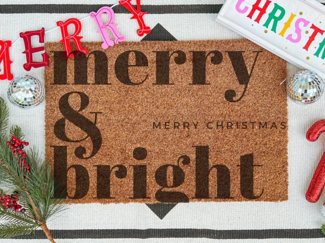 Laser Point Merry & Bright | 60x40 cm | Nieuwe huis cadeau | Ingangsmat | Deurmat met stijl | Verhuizing cadeau | Praktisch & trendy | Perfect voor binnenkomst | Cadeau voor nieuwe woning Bruin | Zwart (Gravering 60x40)