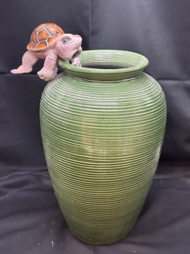 Impuls Decoratieve pothanger schildpad "schuin hoofdje"- polyresin - meerkleurig - hoogte 11x8x5cm - voor binnen of buiten - Woonaccessoires - Tuinaccessoires Meerkleurig - schildpad met schuin hoofdje