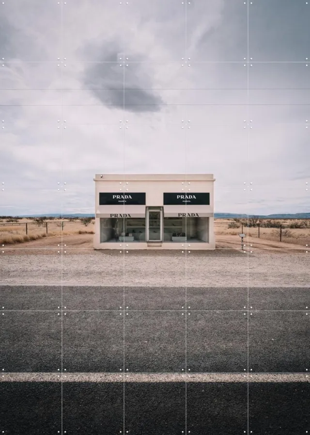 IXXI Prada Marfa, Tristan Zhou - 100 x 140 cm - Grote wanddecoratie en posters - Minimalisme, Fotografie, Gang, Mancave, Woonkamer, Architectuur, Mode Koele tinten / Wit
