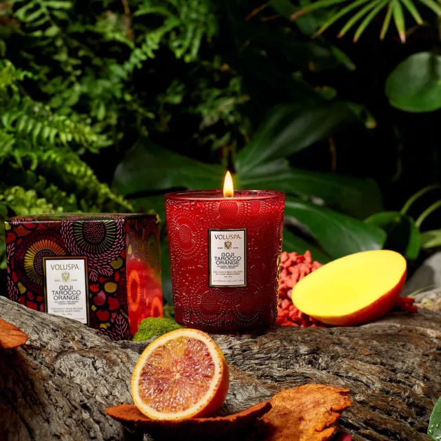 Voluspa Geurkaars Goji Tarocco Orange Classic Candle Geurkaars in geschenkverpakking Rood