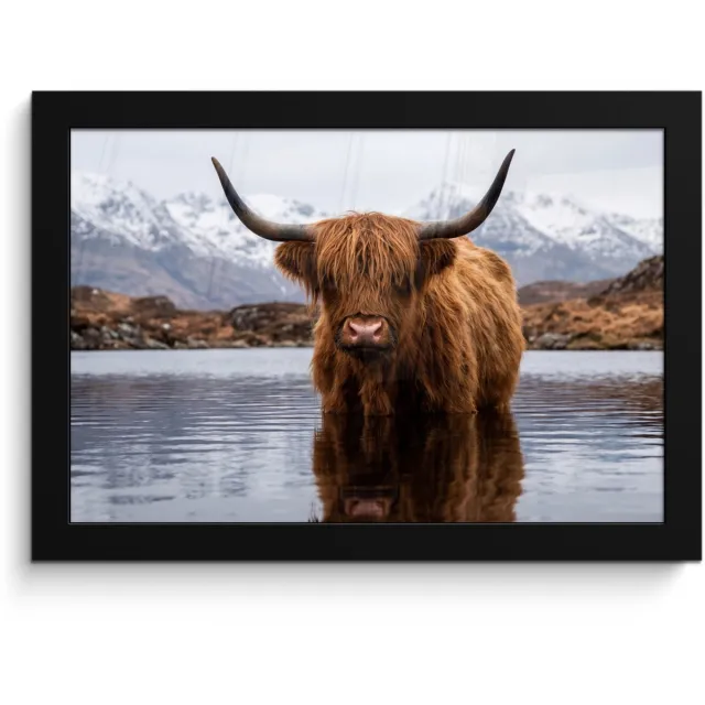 FrameYourWall Poster in lijst - Fotolijst 30x20 cm - Posters - Schotse hooglander - Bruin - Water - Posterlijst zwart - Decoratie - Wanddecoratie woonkamer - Muurdecoratie slaapkamer