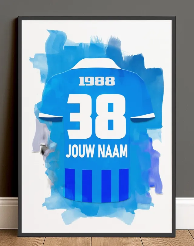 KRC Genk Genk 2025-2026 ingelijste poster met personalisatie - Met eigen naam en rugnummer - A2 formaat - 42x59.4 cm - Semi/ glossy papier - Voetbal shirt poster - Geïnspireerd op de kleuren van KRC Genk en een beetje fantasie Donkergrijze achtergrondkleur
