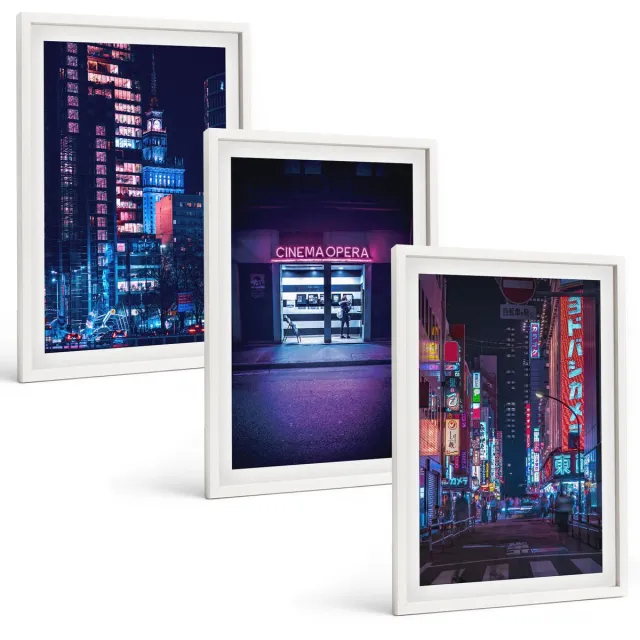 TULUP 3-Delige Schilderij Set - Nachtstad met neonlichten en bioscoopingang - 40x60 - Muurdecoratie - Schilderijen Set - Woonkamer - Decoratieve Schilderijen Witte lijst