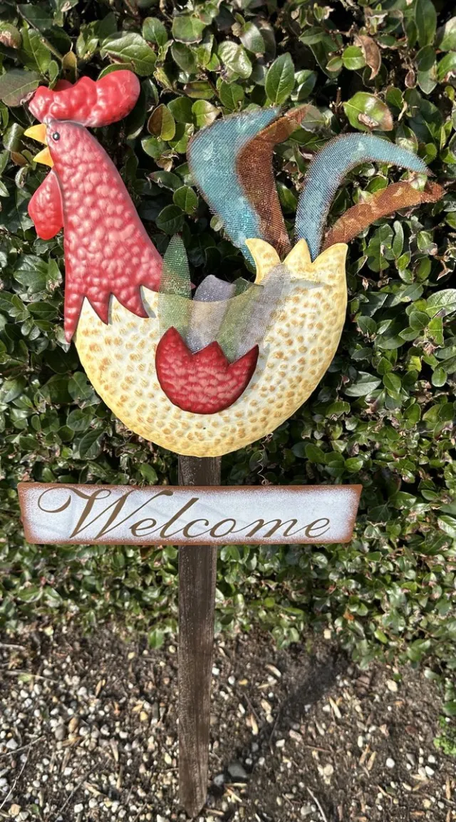 Impuls Metalen deco "haan + welcome" op houten tuinsteker - rood + oker kleurig - hoogte 91 x 31 x 2 cm - Tuinaccessoires - Tuindecoratie – Tuinstekers Rood + oker kleurig - haan + welcome