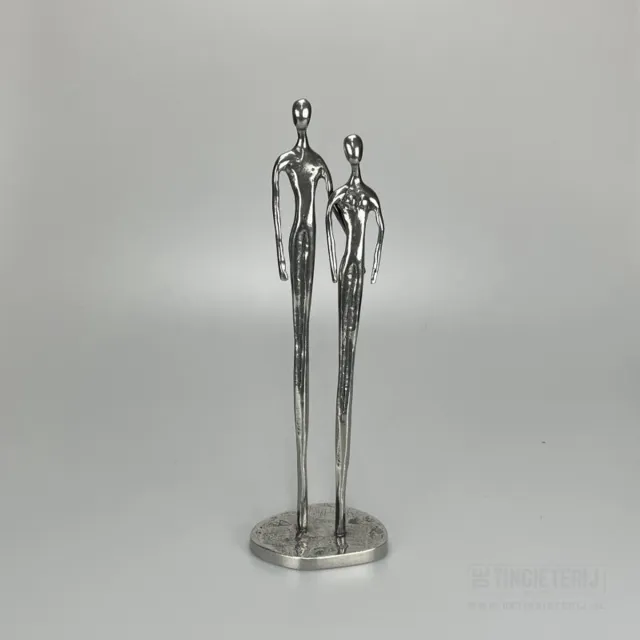 De tingieterij Tinnen Echtpaar Beeld – Modern Gestileerd Koppel 24 cm – Handgemaakt Tin – Luxe Cadeau & Woondecoratie - sculptuur het gezin - 10 jarig huwelijk Zilver