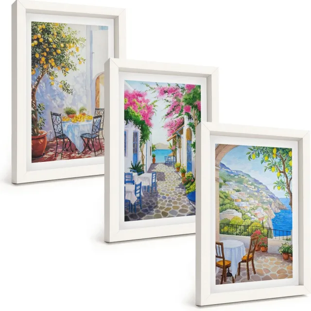 TULUP 3-Delige Schilderij Set - Sfeervolle straatjes met bloeiende planten en uitzicht op zee. - 20x30 - Muurdecoratie - Schilderijen Set - Woonkamer Witte lijst