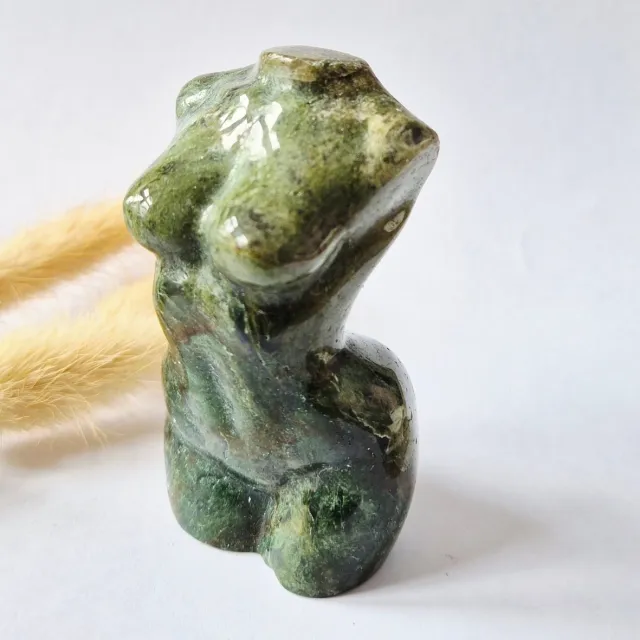Moonlight Gemstones Mosagaat vrouwenbeeldje 8 cm (#3) – handgeslepen edelsteen carving Groen